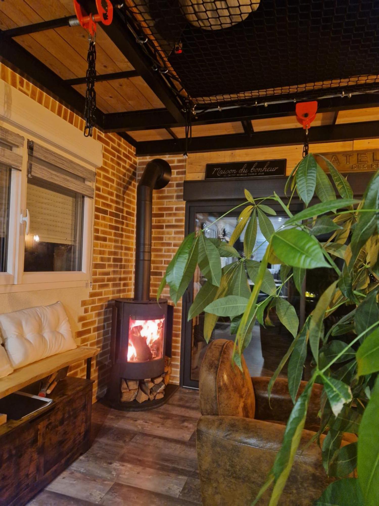 Chalet Industriel Avec Filet Et Spa Sorigny Dış mekan fotoğraf